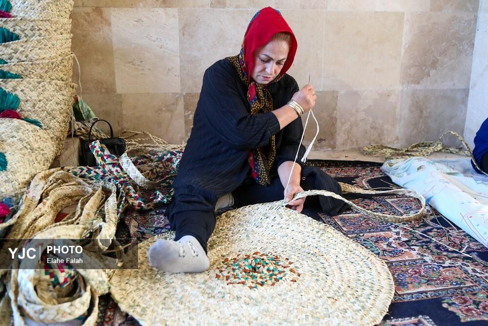 حصیر بافی با گیاه «لی» در گیلان