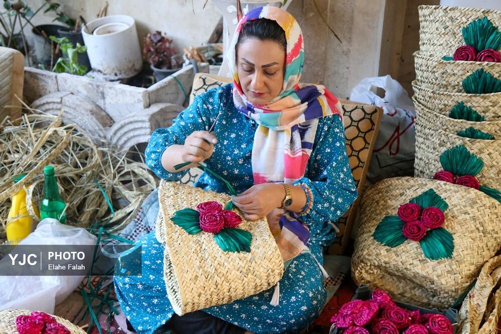 حصیر بافی با گیاه «لی» در گیلان