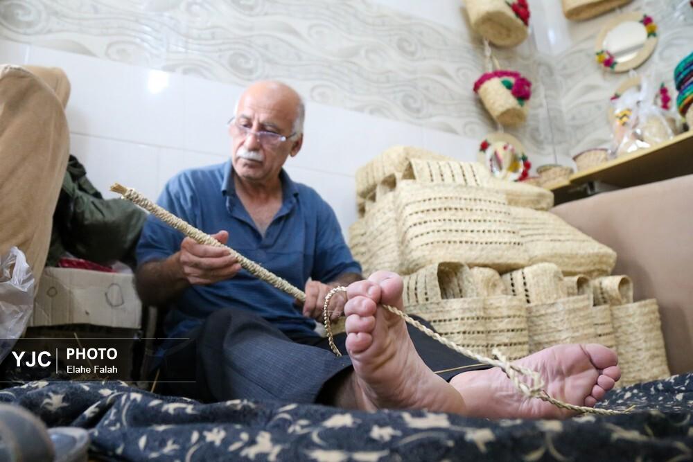 حصیر بافی با گیاه «لی» در گیلان