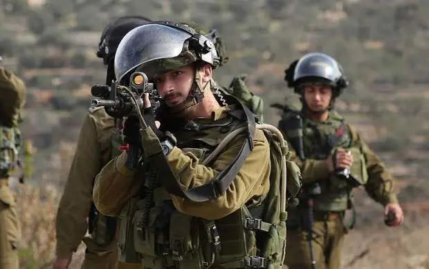 شادی سربازان صهیونیست از منفجر کردن منازل فلسطینی‌ها!