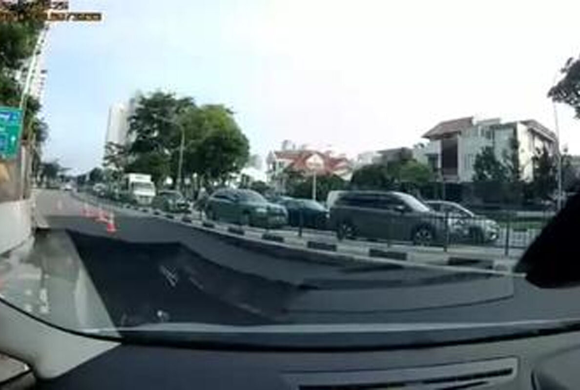 ناپدید شدن ناگهانی یک خودروی سواری در خیابان سنگاپور!