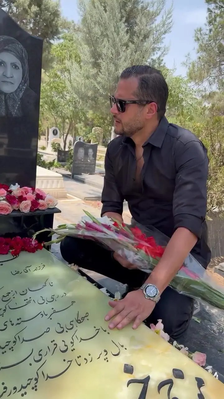 ​حس‌و‌حال غم‌انگیز سیاوش خیرابی سر مزار پدرش