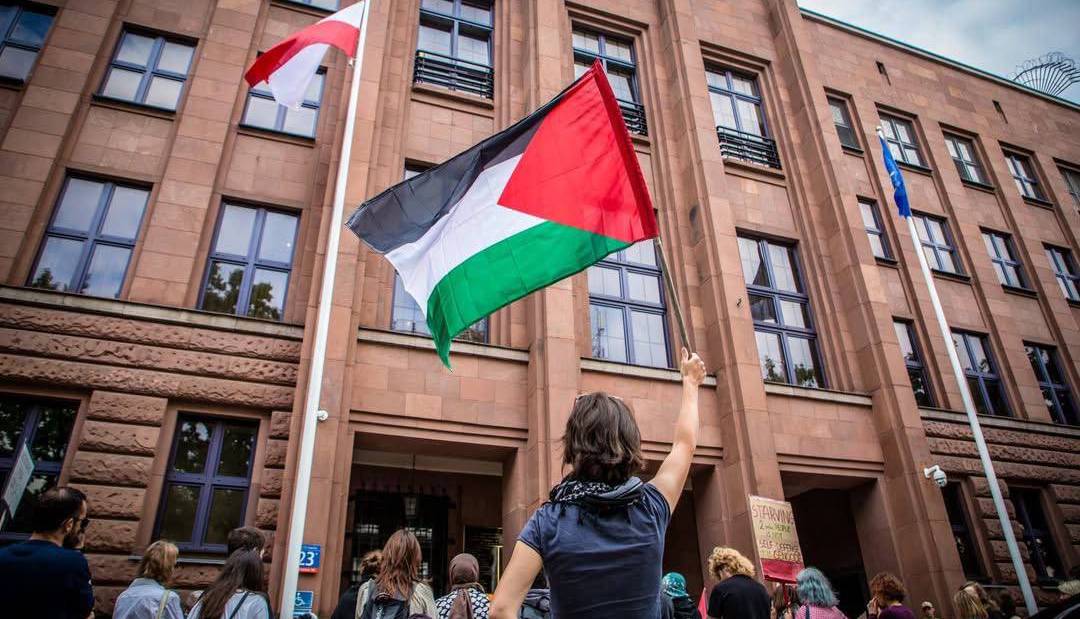  حامیان فلسطین در مقابل وزارت خارجه لهستان دست به اعتصاب غذا زدند