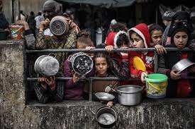 شیون و زاری جانسوز مادر فلسطینی در سوگ پسرش؛ کسی درد و گرسنگی ما را درک نمی‌کند!