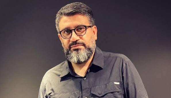 انتقاد شدید از رضا رشیدپور به خاطر عکس یادگاری‌اش با دست اندرکاران «عشق ابدی»