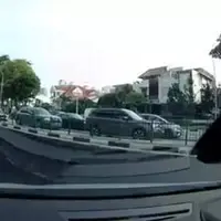 ناپدید شدن ناگهانی یک خودروی سواری در خیابان سنگاپور!