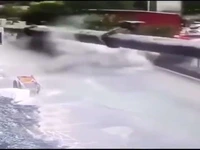 لحظه هولناک سقوط ناگهانی سازه فولادی؛ فرار میلیمتری پسر جوان از له شدن زیر فولاد!