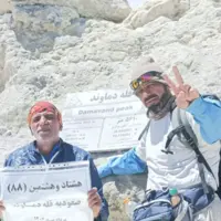مرد ۷۰ ساله یزدی برای هشتاد و هشتمین بار دماوند را فتح کرد