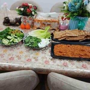 بوقت شام خوشمزه امشب املت بامخلفات،نوش نگاه گرمتان😋🌹خدایاشکرت ...برای تمام لحظه هایی که سینمون به تنگ اومدوبغلمون کردی وگفتی :"مگه کیوداری جزمن"؟"لاتخافااننی معکمااسمع وواری "💫💫💫💫💫دست‌پخت کدبانوی عزیزومهربون خونم 😋 😍 🫶🤍💞😘🥰💓💞💖💕🤍🫶😘🥰