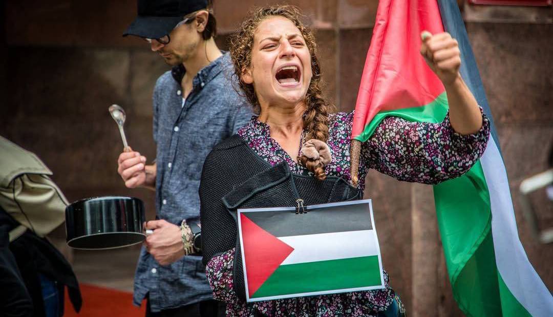  حامیان فلسطین در مقابل وزارت خارجه لهستان دست به اعتصاب غذا زدند