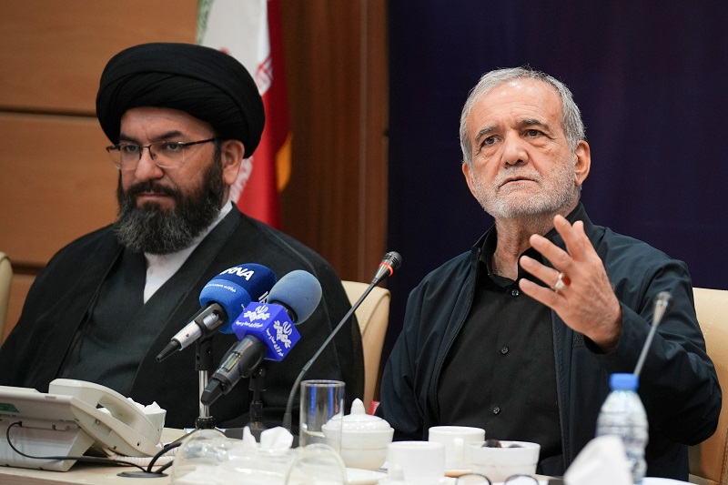 پزشکیان: آذربایجان قوم و خویش ماست، چطور ما نمی‌توانیم ارتباط برقرار کنیم اما اسرائیل می‌تواند؟