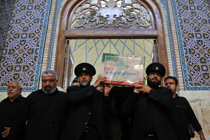 طواف پیکر شهید سیدرضایی بر گرد ضریح حضرت معصومه(س)