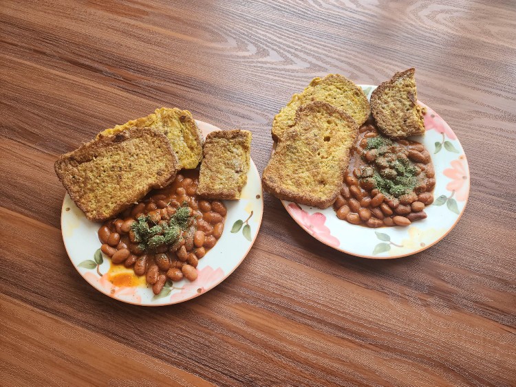 از شما/نان 🍞 تخمه مرغی 🥚 با لوبیا 🫘