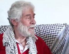چفیه رهبر انقلاب به مبارز آزاد شده لبنانی اهدا شد