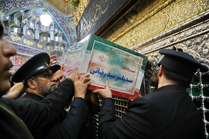 طواف پیکر شهید سیدرضایی بر گرد ضریح حضرت معصومه(س)