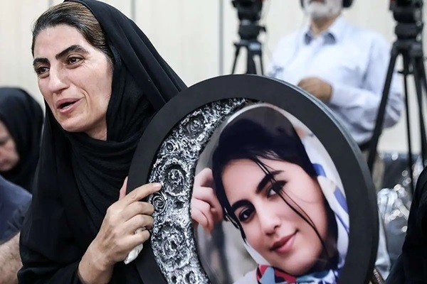 ویدئویی دردناک از روز دادگاه الهه حسین‌نژاد