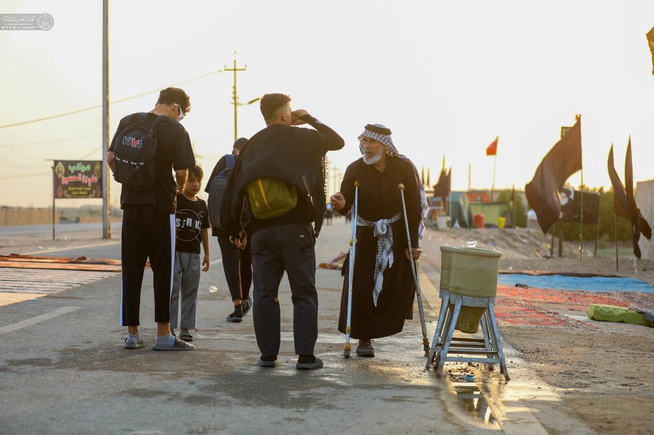 پیرمردی که سقای زائران مسیر بهشت شد