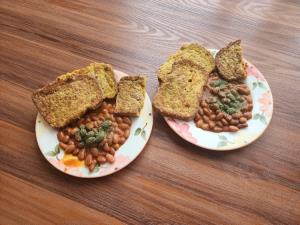 از شما/نان 🍞 تخمه مرغی 🥚 با لوبیا 🫘