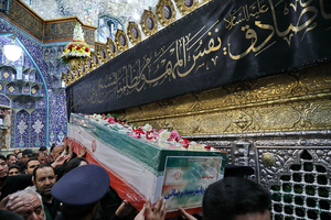 طواف پیکر شهید سیدرضایی بر گرد ضریح حضرت معصومه(س)