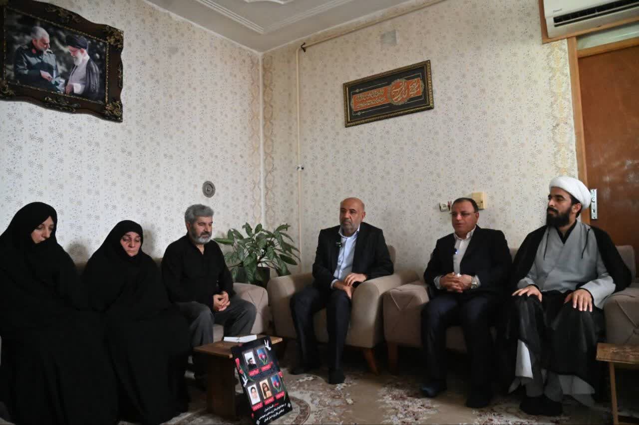 ادای احترام وزیر تعاون و استاندار گلستان به خانواده پنج شهید گنبدی