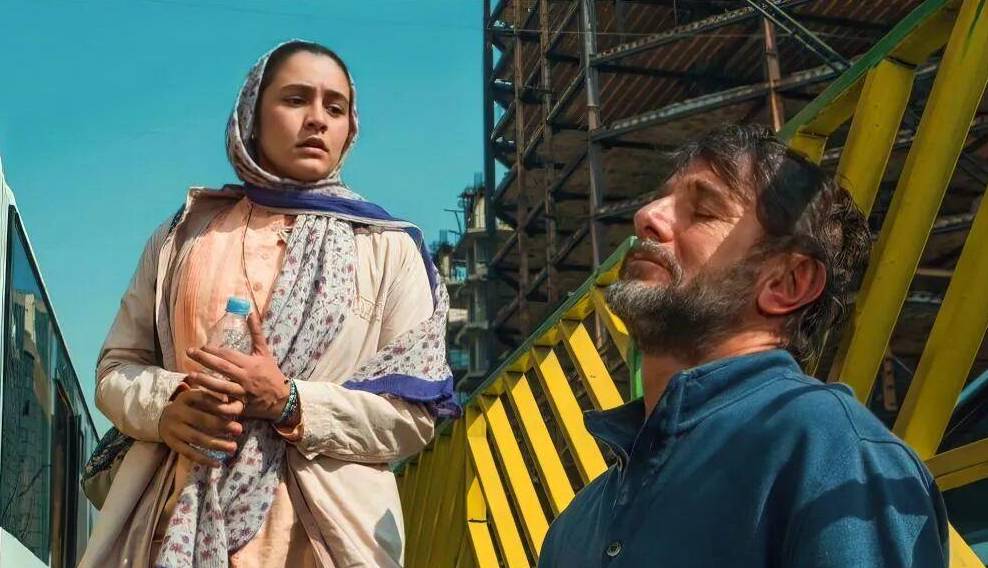 تهیه کننده «زیبا صدایم کن» سیمرغ بلورین خود را به آستان قدس رضوی اهدا کرد
