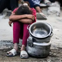 خرید گِرمی آرد و نان در غزه به دلیل شدت کمبود مواد غذایی