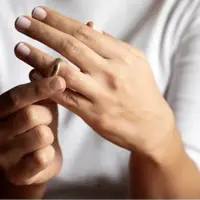 شوهرم با بچه‌‍ام مشکل دارد؛ طلاق می‌خواهم