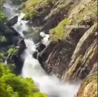 آبشار نگین شیمبار در زیباترین حالت ممکن 