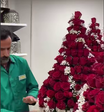 لحظه های ناب آماده سازی دسته گل ها و تاج گل های حرم امام‌ رضا(ع)