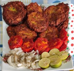 از شما/تایم ناهار،کوکو سیب زمینی و گوجه سرخ شده 😋 نوش نگاهتون
