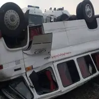 مصدوم شدن ۱۴ نفر در واژگونی مینی‌بوس