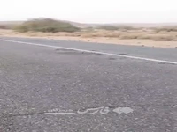 جاده رودخانه با چاله‌های بی‌پایان برای خودروها
