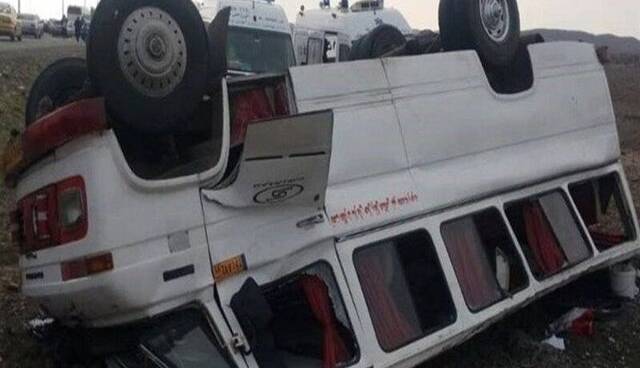 مصدوم شدن 14 نفر در واژگونی مینی‌بوس