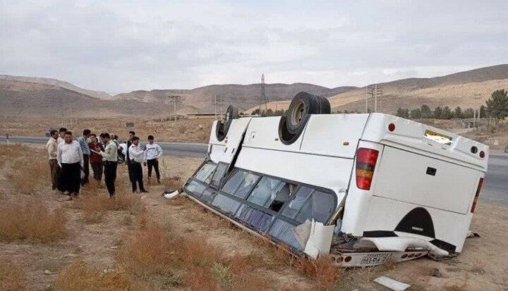 واژگونی مینی‌‌بوس در گردنه صلوات‌آباد سنندج با 14 مصدوم