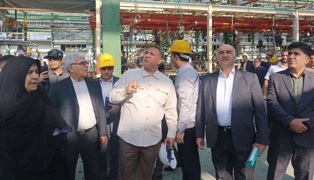 بازدید اعضای کمیسیون اقتصادی مجلس از کارخانه خودروسازی بروجرد