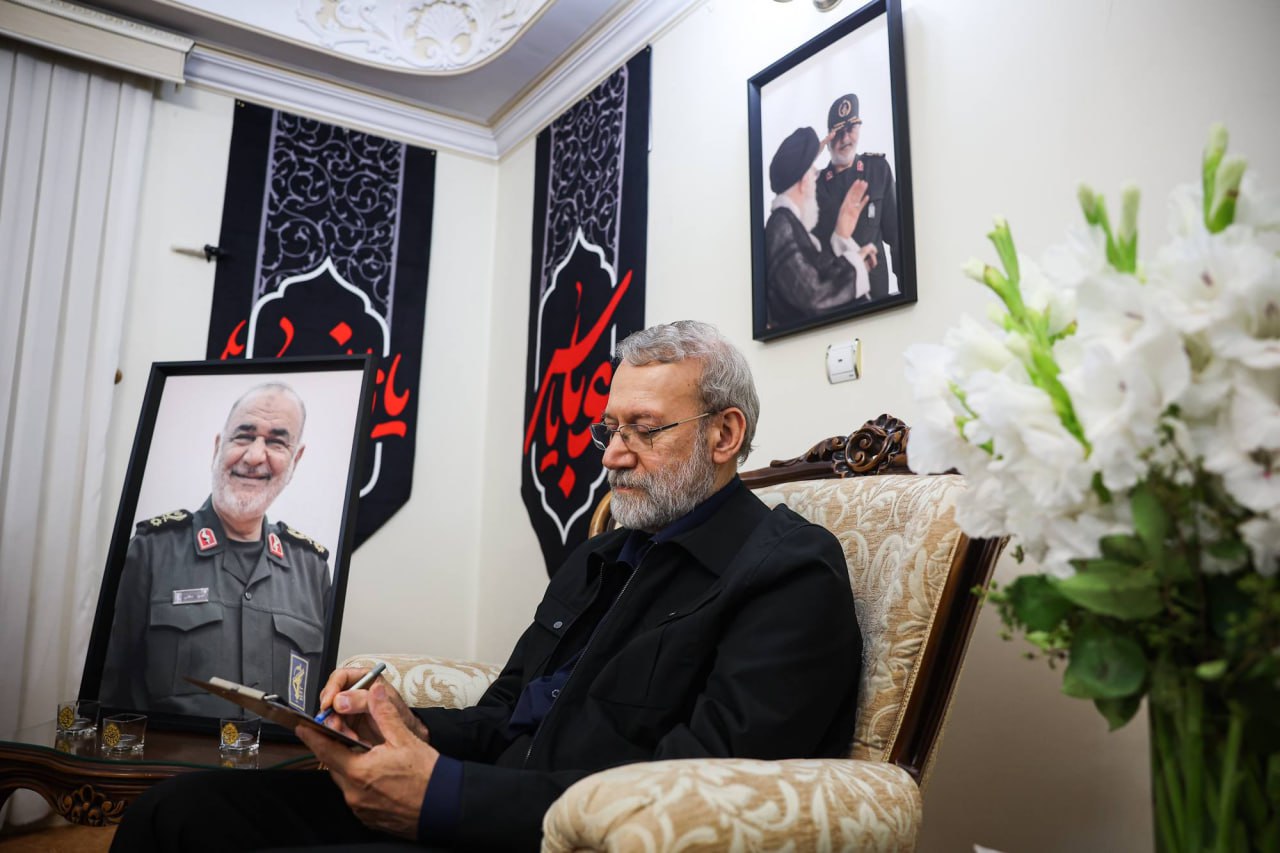 دیدار علی لاریجانی با خانواده شهیدان باقری و سلامی