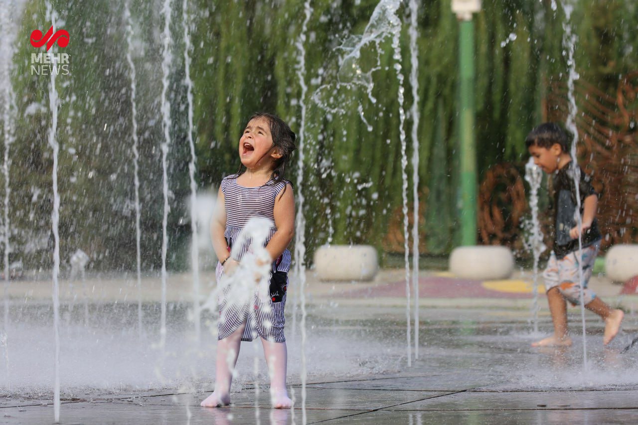 آب بازی کودکان در پارک آب و آتش تهران در روزهای گرم تابستان 