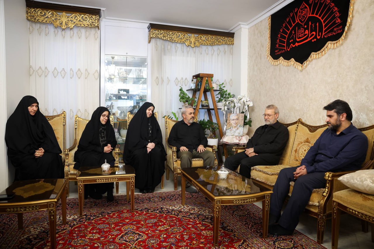 دیدار علی لاریجانی با خانواده شهیدان باقری و سلامی