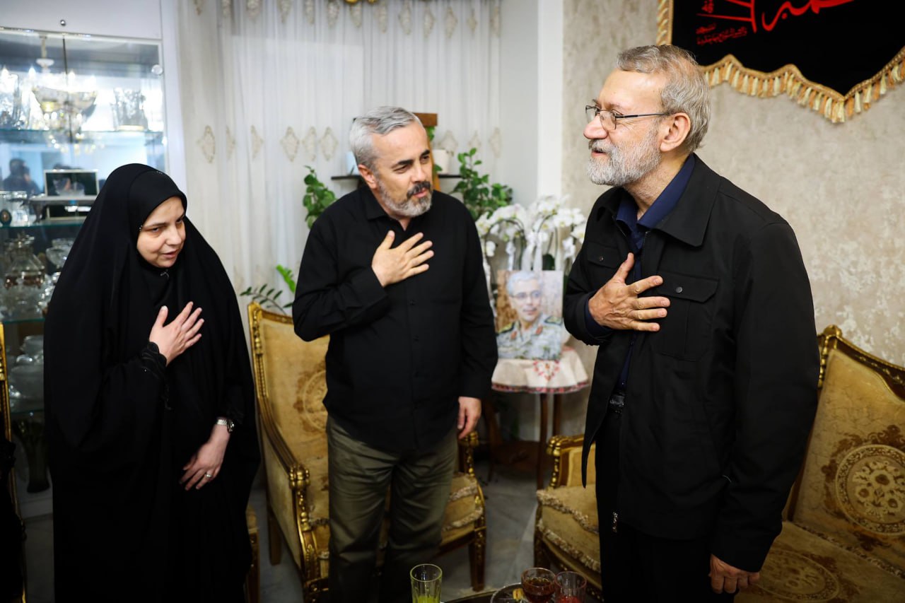 دیدار علی لاریجانی با خانواده شهیدان باقری و سلامی