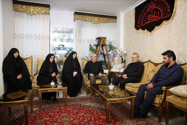 علی لاریجانی با خانواده شهید باقری دیدار کرد