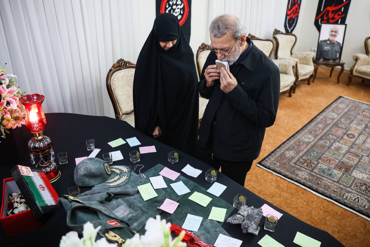 دیدار علی لاریجانی با خانواده شهیدان باقری و سلامی
