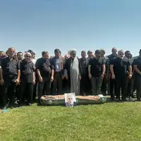 عکس/ نماز میت در زمین چمن استادیوم امجدیه بر پیکر مرحوم داریوش مصطفوی