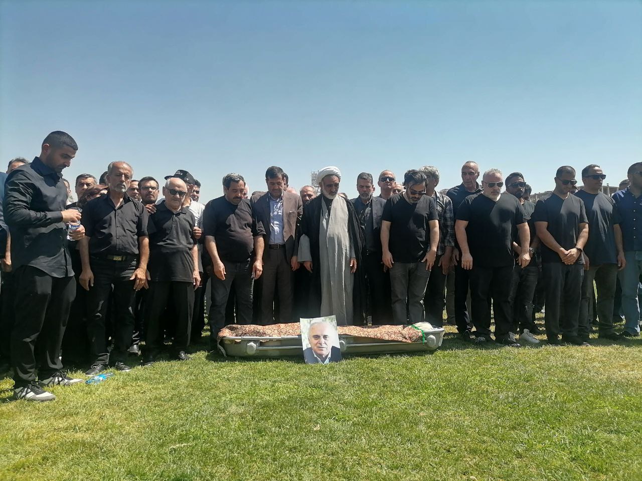 عکس/ نماز میت در زمین چمن استادیوم امجدیه بر پیکر مرحوم داریوش مصطفوی