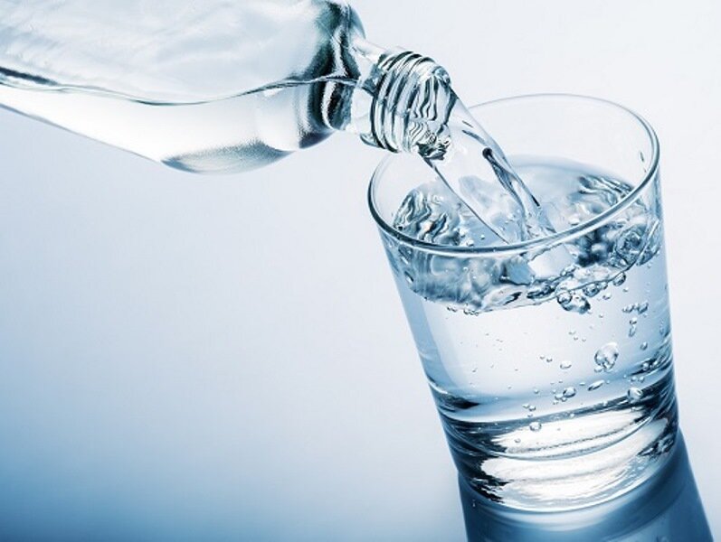 اولین راه پیشگیری برای سنگ کلیه خوردن آب است