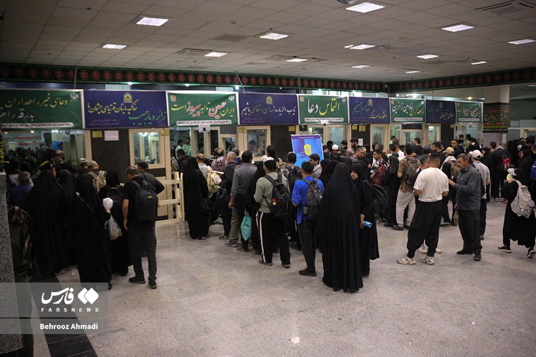  این دل‌ها از خسروی به کربلا پر می‌کشند