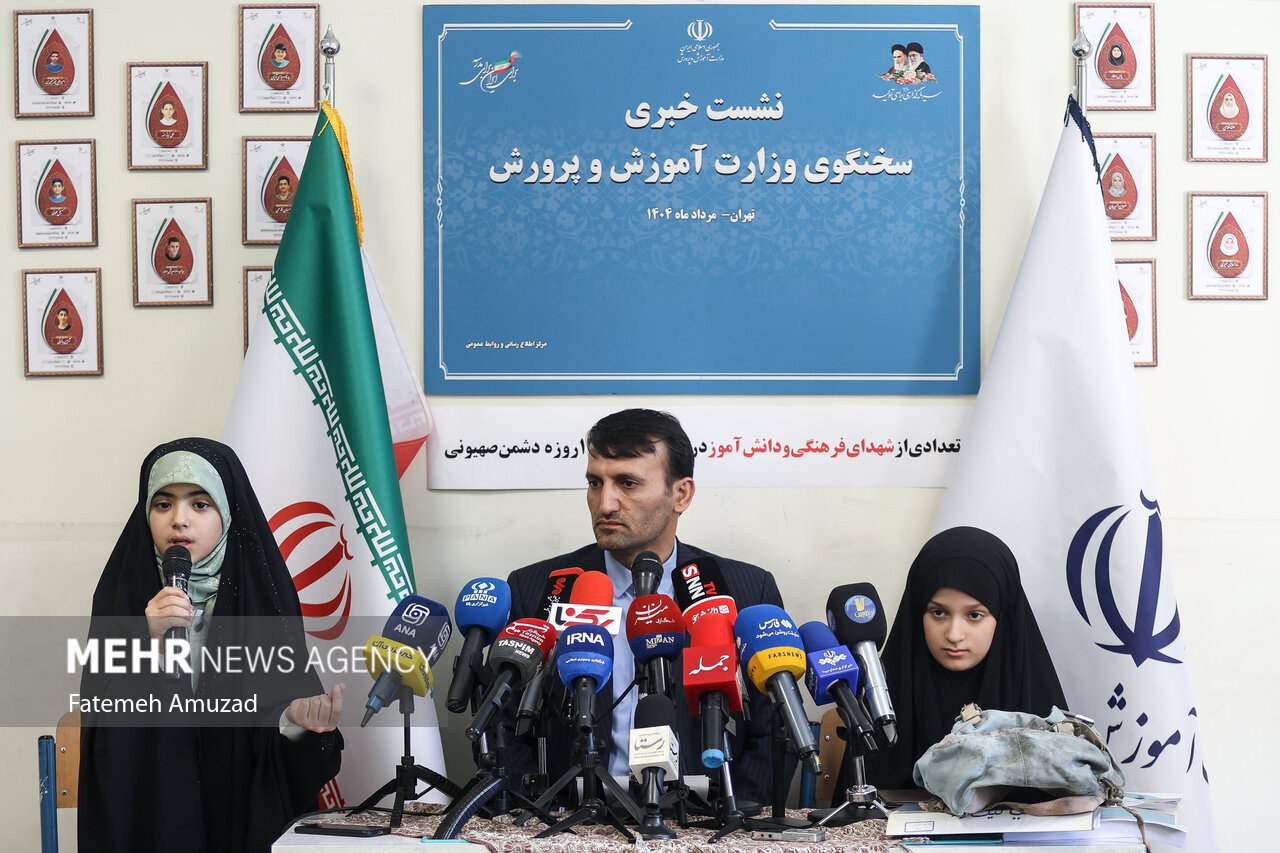 نشست خبری سخنگوی وزارت آموزش و پرورش در یک مدرسه