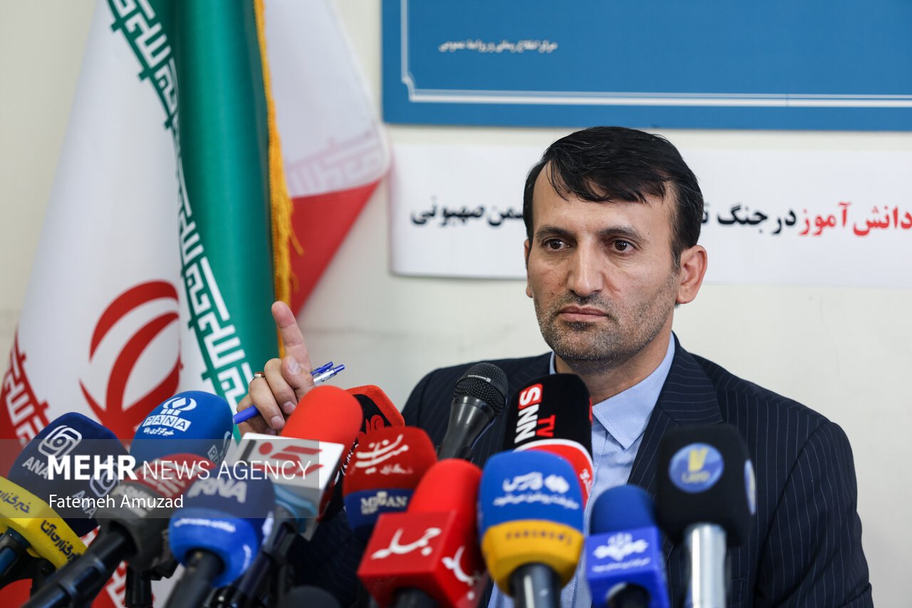 نشست خبری سخنگوی وزارت آموزش و پرورش در یک مدرسه