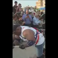 کشیدن همزمان ۲۰ خودرو توسط ورزشکار مصری!
