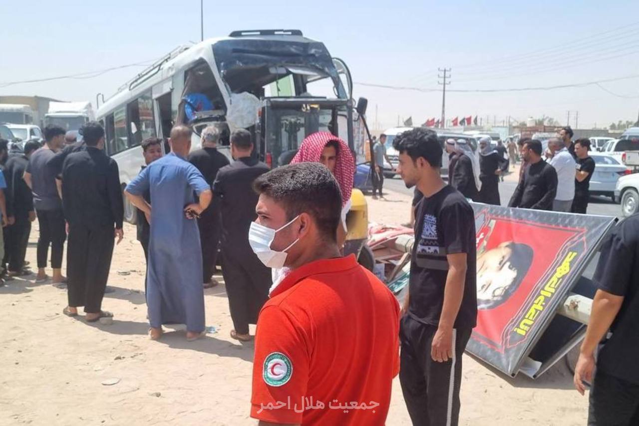 عکس/ تصادف مینی‌بوس حامل زائران ایرانی در محور نجف به کربلا
