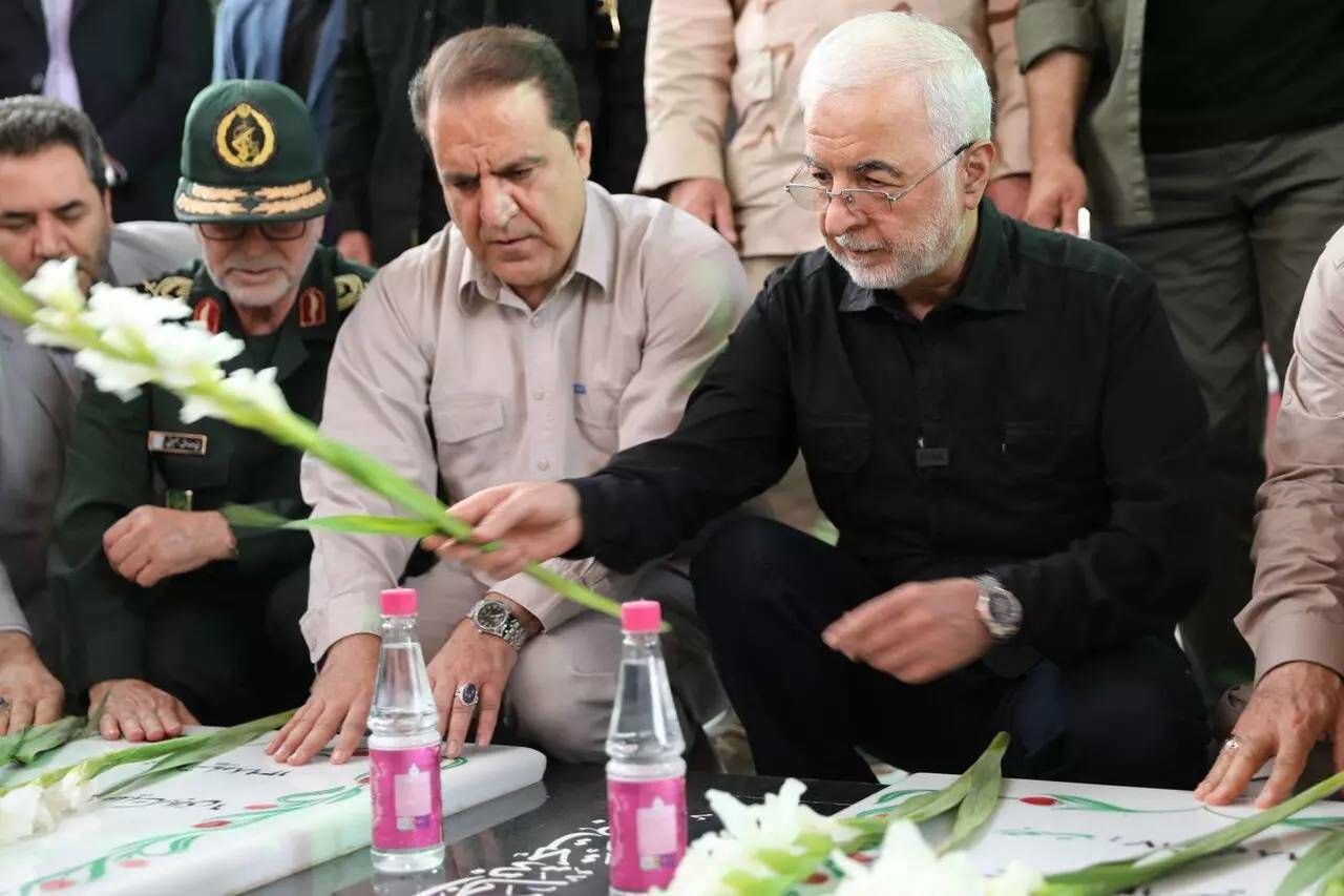 عکس/ ادای احترام وزیر کشور به مقام شامخ شهدای گمنام